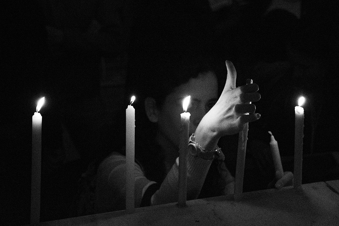 Mujer enciende una vela