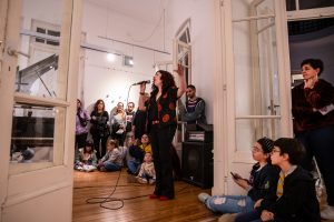 Ivana, la artista, cantando en salas junto al público que la observa